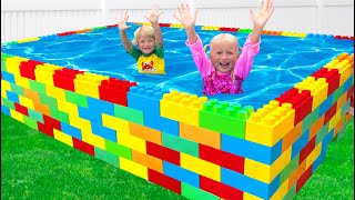 Katya le Enseña a Dima a Nadar en la Piscina Para Niños - Juega con Divertidos Juguetes Acuáticos