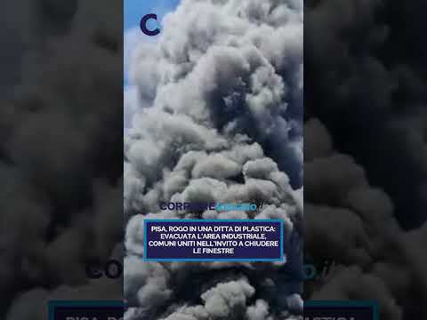 Video Pisa, rogo in una ditta di plastica: evacuata l'area industriale. L'invito a chiudere le finestre