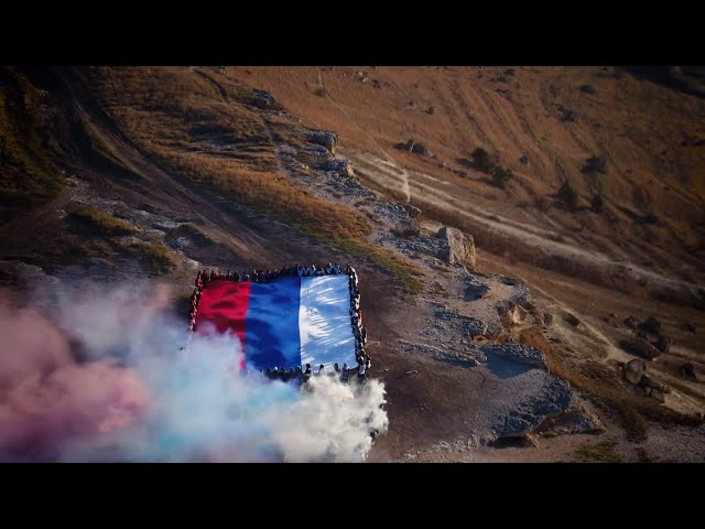 На горе в Крыму развернули большой триколор в честь воссоединения с Россией