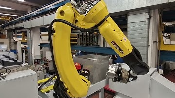 RoboLift35 an Kellenberger K1000 Schleifmaschine