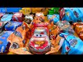 【lightning mcqueen toys collection】おもちゃのトミカカーズのライトニング・マックィーンとダメージとはたらくくるま!