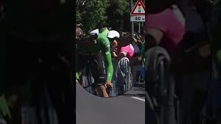 A close call with a fan for Filippo Ganna during his TT at the Giro! 🫣 screenshot 5