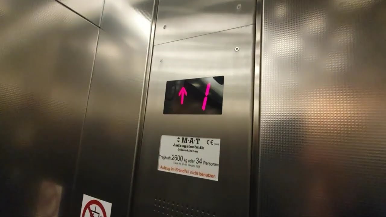 MAT Aufzug Baujahr 2005 (Hydraulik) bei Fahrrad XXL Meinhövel in Gelsenkirchen- Buer.