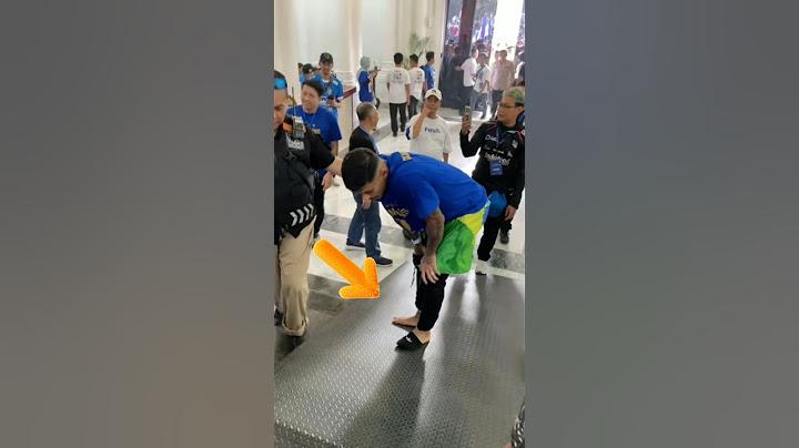 This is the hilarious moment when Ciro Alves lost his shoes after the convoy #persib #videoshort ...