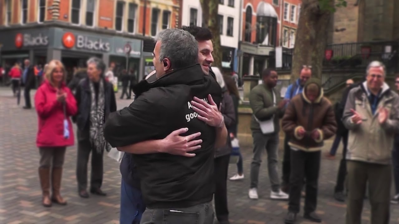 Уличный евангелист свидетельствует (проповедует) гею