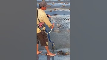 Độc lạ nông dân miền tây , sáng chế máy cắt cỏ thành máy tưới trong nông nghiệp