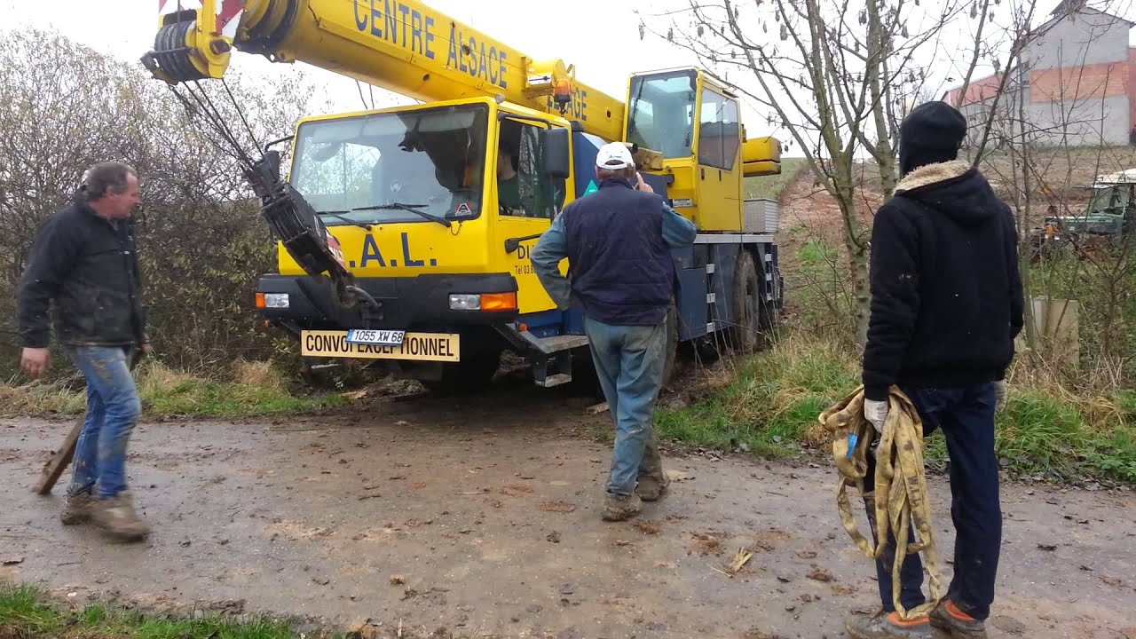 Depannage agricole d'une grue mobile embourbée
