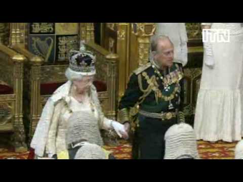 Queen Elizabeth formally opens Britain's parliament