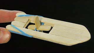كيفية صنع قارب صغير من الكرتون  مدعوم بشريط مطاطي مرن. اختراع منزلي لايصدق