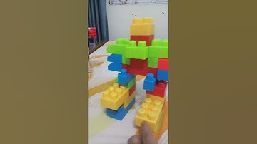 Tôm lắp ghép robot bằng xếp hình