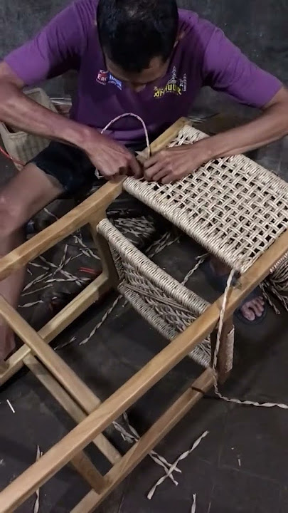 Proses Menganyam Kursi Cafe Menggunakan Rotan Sintetis #short #shorts