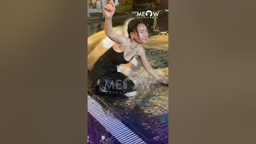 Thấy Ninh Dương Lan Ngọc bị đẩy xuống hồ, S.T Sơn Thạch cũng nhanh chóng lao xuống trông cưng xỉu