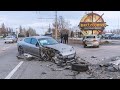 В Днепре возле Bartolomeo Porsche Panamera въехал в Mazda: пострадал мужчина