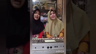 Menyanyikan lagu Ampar Ampar pisang dengan dua suara