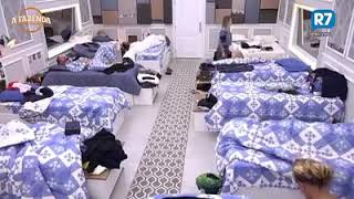 Monique Amin Mostra Demais Enquanto Troca De Roupa No Quarto