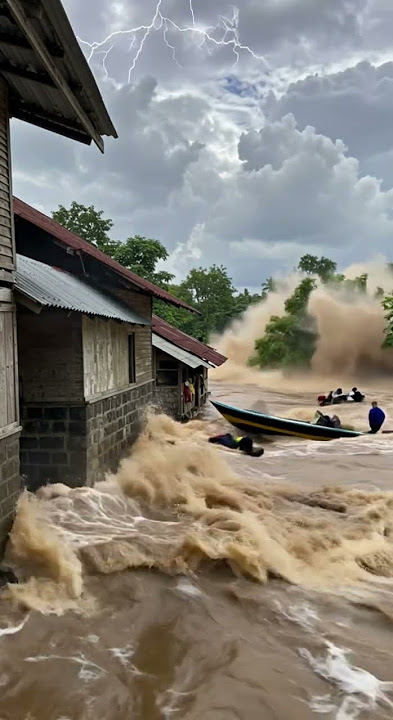 Detik Menegangkan! Banjir Deras Terjang Rumah Warga — Nyaris Terbawa Arus! #video #viral #viralvideo