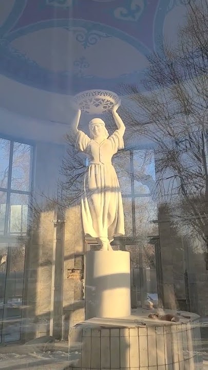 비쉬케크 주스-탄산수 전시 누각의 과일접시를 든 소녀/Вишкек Павильон "Соки — газированные воды ...