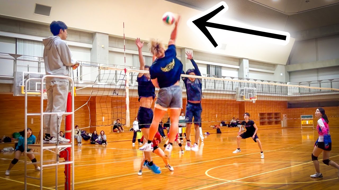 (Волейбольный матч) На турнире нас ждет острая борьба.