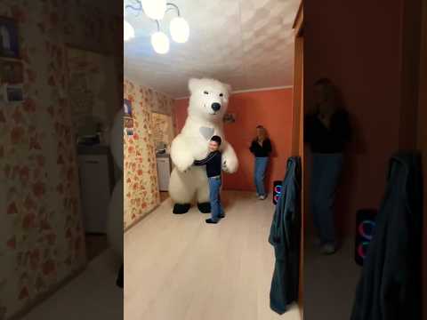 Медведь Томас залетел домой к своему юному другу, чтобы поздравить его с днем рождения 🥳🎁😎 #short