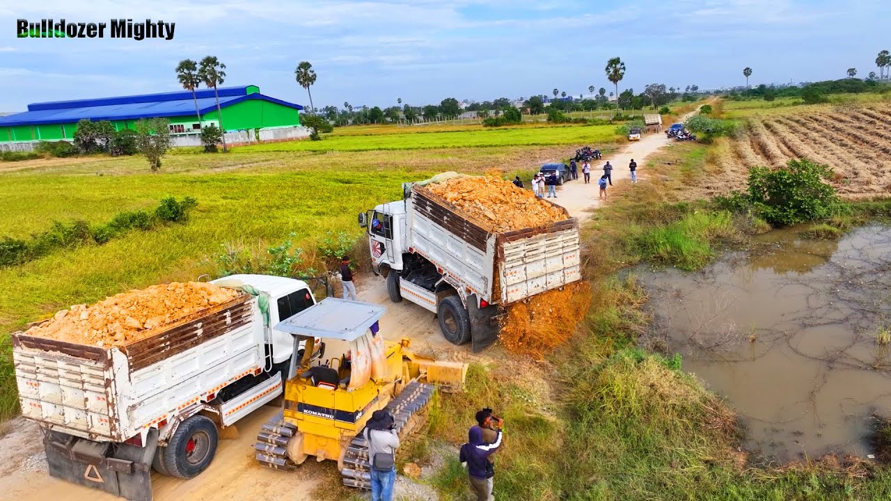 Open Processing Landfill, Use Bulldozer KOMATSU D31P, Dump Truck unloading