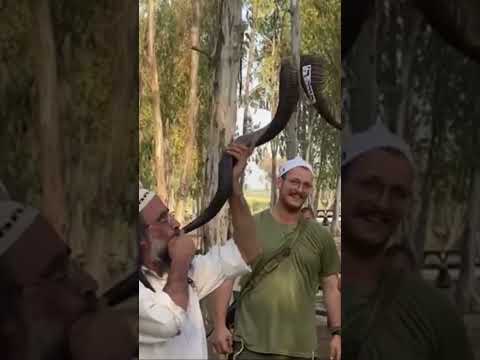Blowing shofar on base #israel