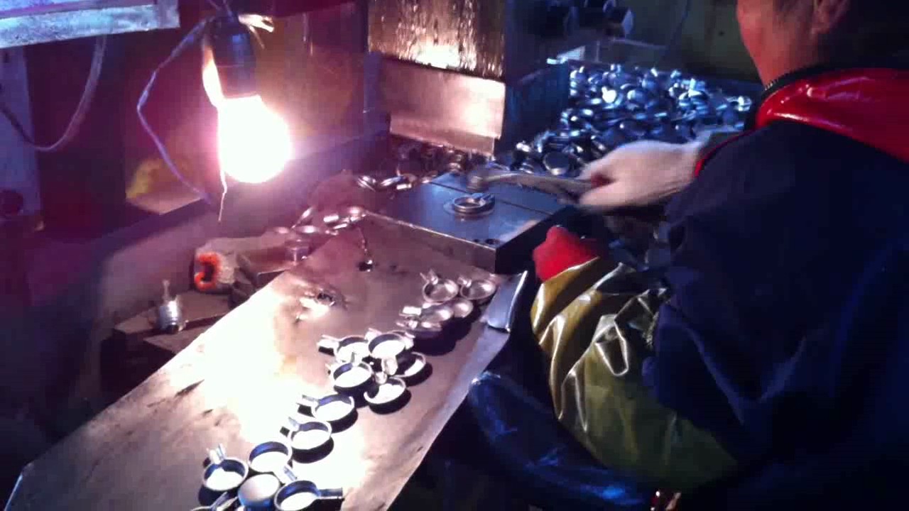 Flattening the central part of the sampler spoon by a machine