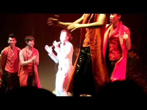 Fan Cam -郑伊健 Ekin Cheng 2011 Beautiful Day 2011 Atlantic City 11/24/11 singing "Cola"