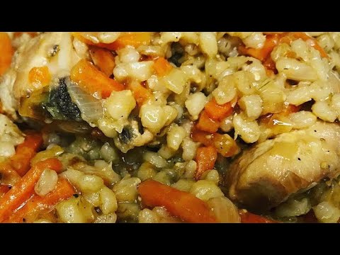 Очень вкусный плов из перловки с курицей. Сочная и вязкая структура напоминает нам о ризотто!