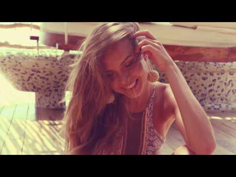 Josephine Skriver - Agua bendita