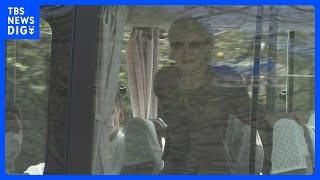 上皇ご夫妻　昭和記念公園を訪問　バスの中で立ち上がり手を振る上皇后さまの姿も｜TBS NEWS DIG