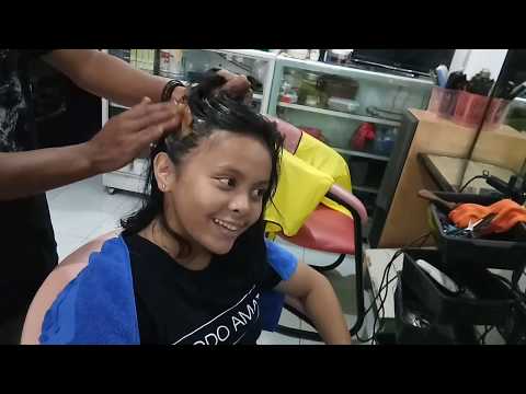 Video: Gadis Itu Tidak Ingin Berpisah Dengan Rambut Panjangnya, Tetapi Penata Rambut Memutuskan Dengan Caranya Sendiri. Melihat Hasilnya, Dia Terkejut Dan Mengadopsi Citra Baru