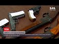 Новини України: поліцейські викрили своїх же колег, які торгували дозволами на зброю