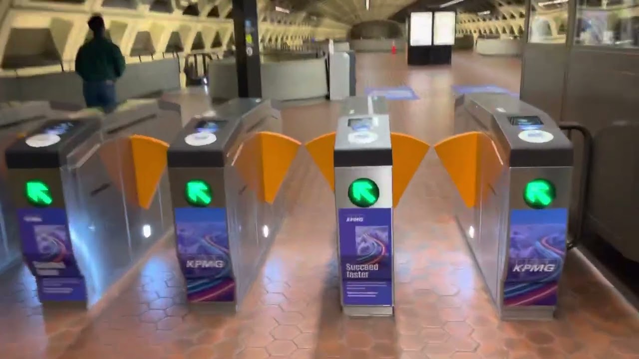 Walking there and escalators at Pentagon City Station