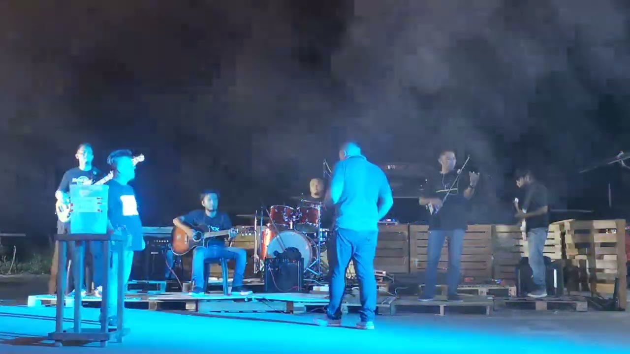 Amazing Performance By Buskers group in Warung Satay Lembah Brunei, Benoni Sabah.