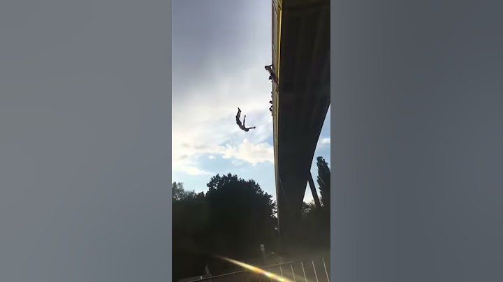 Heftiger Sprung von hoher Brücke