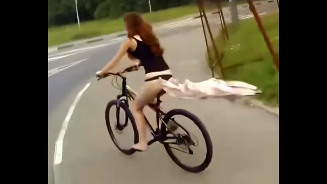 Видео с велосипедистом. Девушка садится на велосипед. Велосипед с фаллоимитатором. Под юбкой на велосипеде. Девушка в юбке садится на велосипед.
