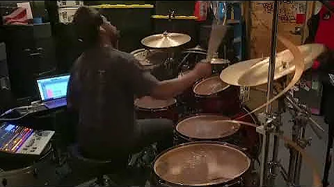 Thomas Pridgen - Insane Drum Solo over Pretty Brow...