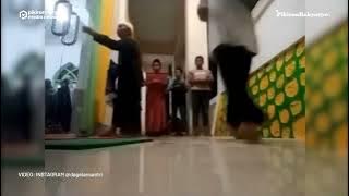 Kurang Fokus, Bapak Ini Tabrak Pintu Kaca Masjid, Ngak Boleh Ngakak