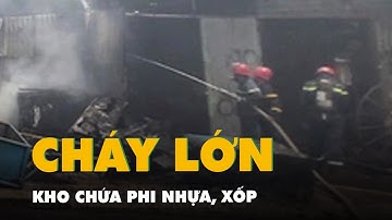 Kho chứa phi nhựa, xốp bốc cháy giữa trưa, khói cao cả chục mét