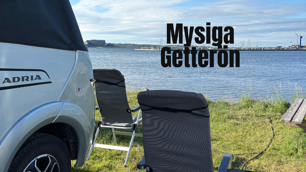 Varberg och husbil med soffa bak