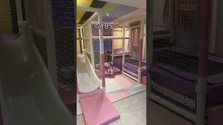 김해 장유 아몬드 키즈 호텔 룸에는 온수풀장과 키즈 놀이 시설까지 있어 아이들이 놀기 좋더라구요 루프탑에는 단체 수영장까지!! 키즈호텔을 찾는다면 아몬드키즈호텔 괜찮았어요
