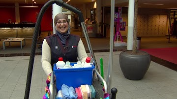 Naima Boukhattam beste schoonmaakster van Nederland