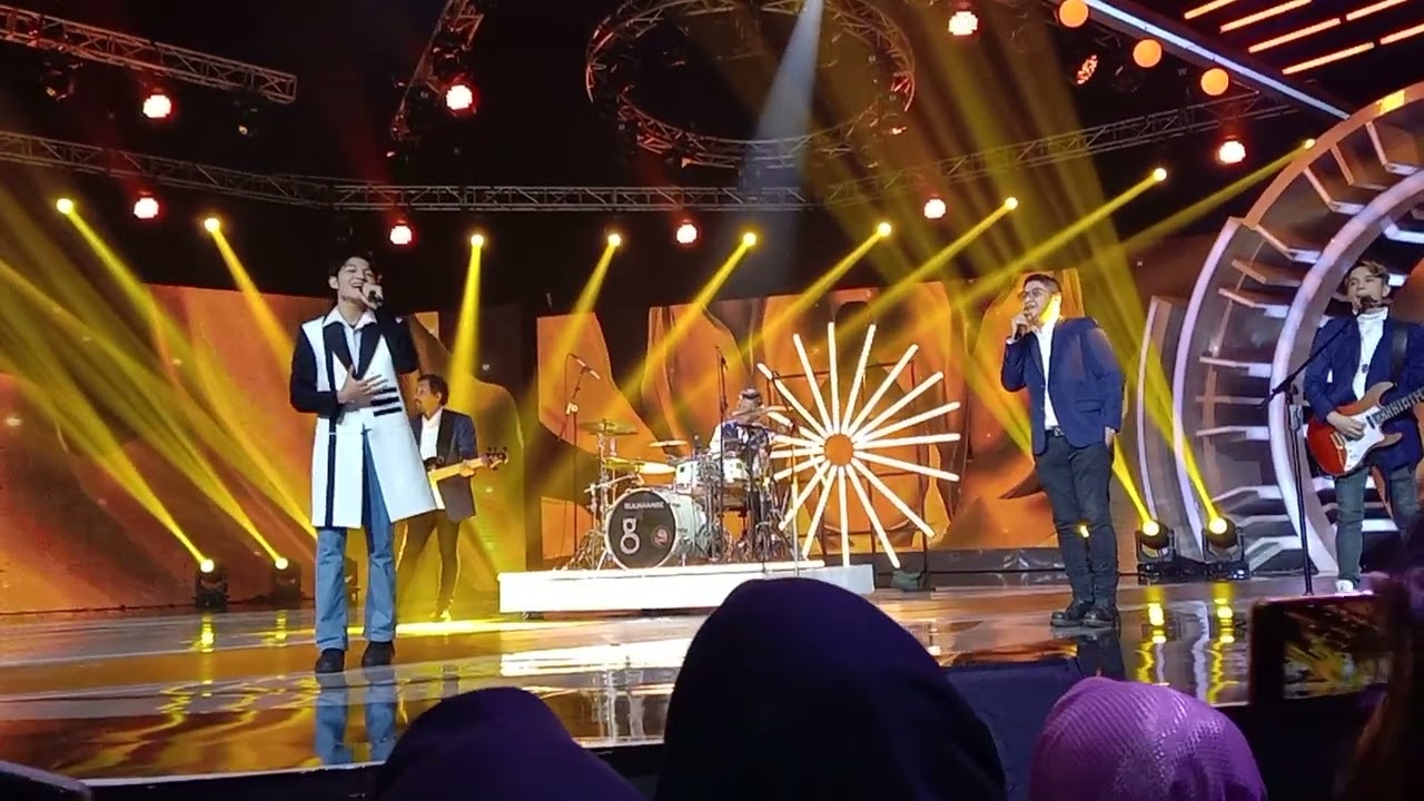 UNGU feat Kiesha x Zara - Tercipta untuk ku at SCTVMUSICAWARDS [Fancam]
