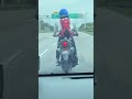Info terkini viral membuat aksi superman di atas highway