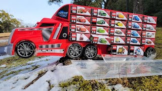 Put a model car (minicar) in a red truck and 22 boxes in a snow park【Mengumpulkan Mobil】