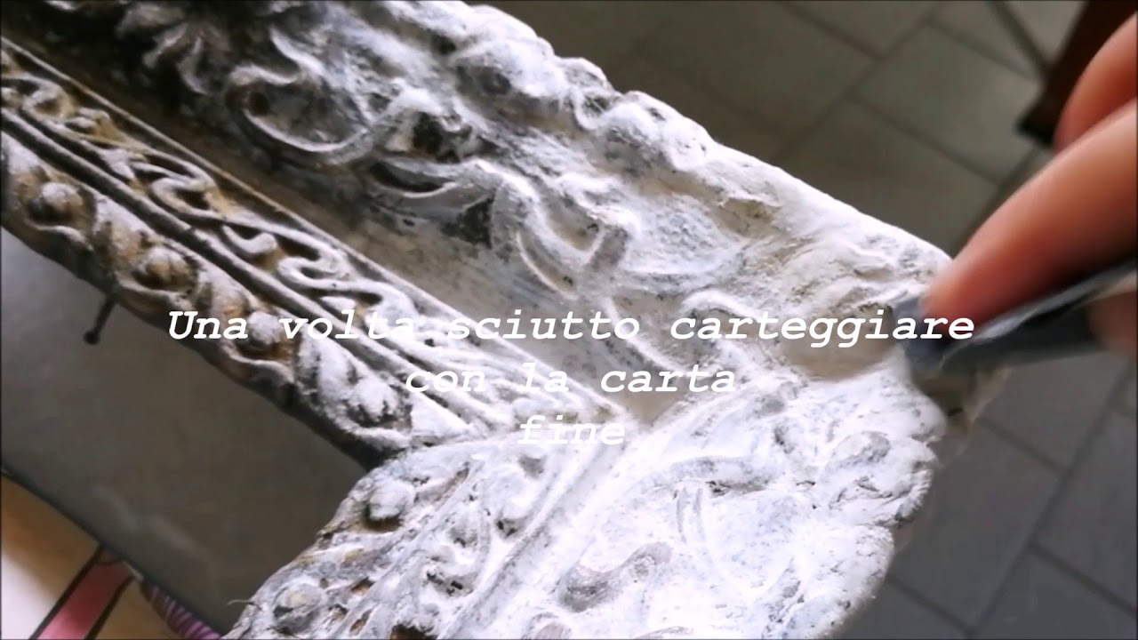 Restauro di una cornice con interventi di foglia oro