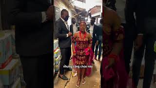 Khi nhà vua châu Phi bước xuống xe 😳