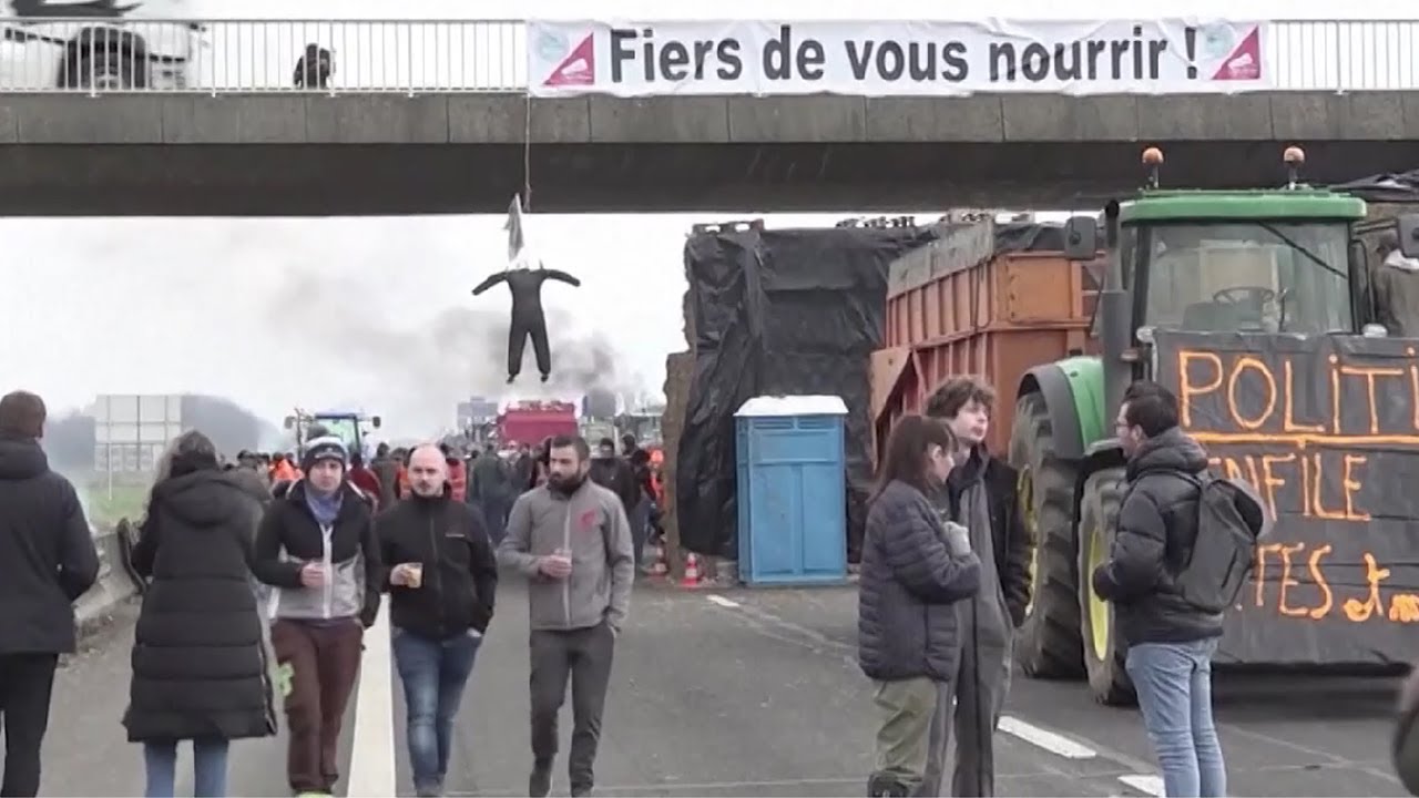 Столица Франции осталась без продовольствия. Фермеры перекрыли дороги и устроили настоящую блокаду