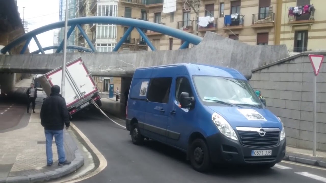 SALVADO CAMIÓN a punto de VOLCAR por Mikeltrans Rekadista