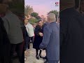 لحظة وصول الفنانة بدرية طلبة إلى عزاء زوجها بدار مناسبات المنارة في الإسكندرية
